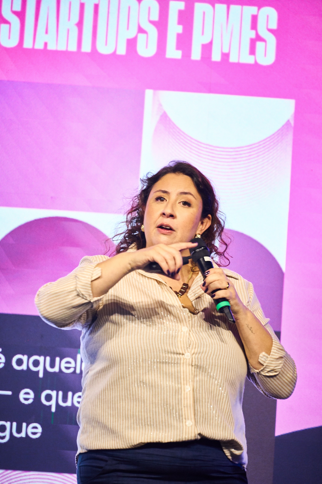 Ana Cláudia Peixoto em apresentação no palco
